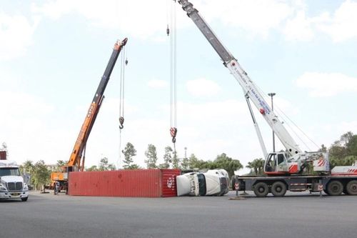Tháo dỡ các vòng xoay thường xuyên gây lật xe ở TPHCM