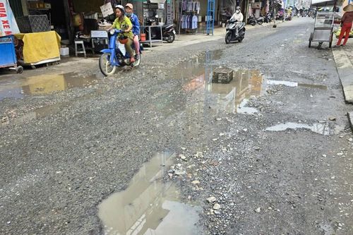 Sau ngập, nhiều tuyến đường ở Cần Thơ đầy 'ổ gà, ổ voi'