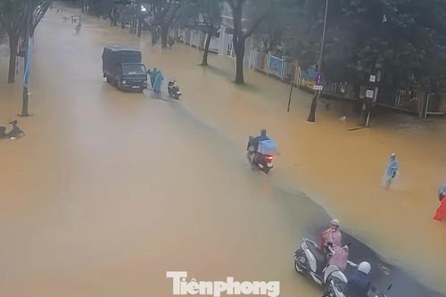 Mưa lớn khiến nhiều tuyến đường ở Huế ngập trở lại