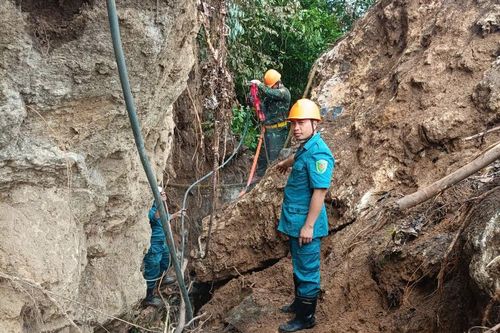 Khoan đá nổ mìn để thông đường vào 6 bản làng bị cô lập