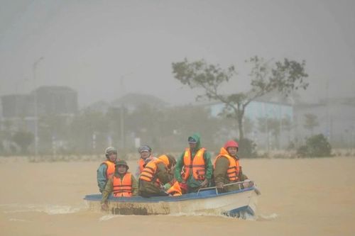 Nỗ lực tìm kiếm người mất tích trong dòng nước lũ ở Huế