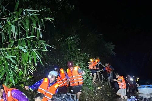 Cứu 6 người dân Quảng Trị mắc kẹt trong rừng giữa lũ dữ
