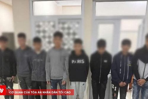 Nhóm thiếu niên nghênh ngang mang hung khí dạo phố, hành hung người đi đường