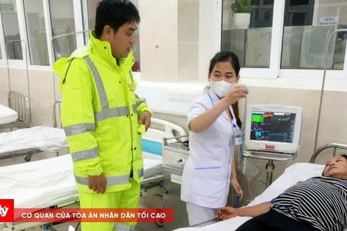 CSGT Đà Nẵng vượt lũ đưa sản phụ vỡ ối đi cấp cứu kịp thời