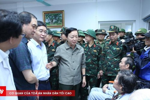 Phó Thủ tướng Trần Hồng Hà thăm, động viên bệnh nhân vùng lũ tại TP Huế