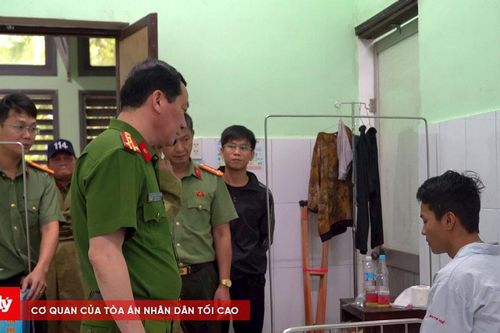 Phó Giám đốc Công an TP Huế thăm, động viên chiến sỹ bị thương khi cứu dân trong lũ
