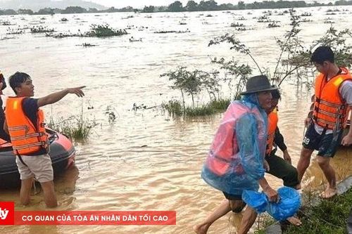 Kịp thời đưa 8 người dân mắc kẹt giữa sông Trà Khúc vào bờ an toàn