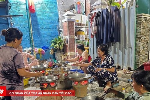 Người dân xã đảo Nhơn Châu chuẩn bị cá cơm rim gửi đến đồng bào vùng lũ miền Trung