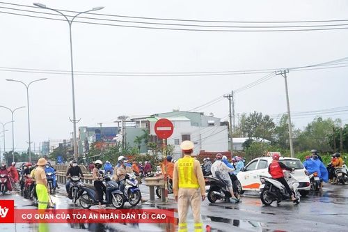 Sạt lở, ách tắc đường Hồ Chí Minh và QL1A