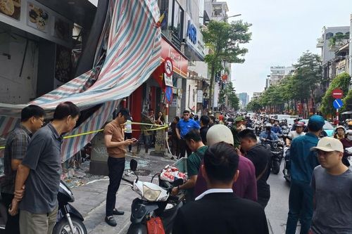 Vật liệu công trình rơi làm người đi đường tử vong ở Hà Nội: Trách nhiệm thuộc về ai?