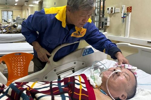 Nhói lòng người anh nghèo tuyệt vọng níu sự sống cho em trai tâm thần bị tai nạn