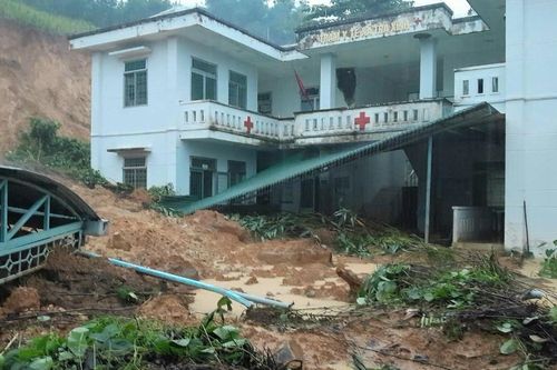 Cảnh tượng kinh hoàng: Núi lở, đất đá đổ ập vào trạm y tế