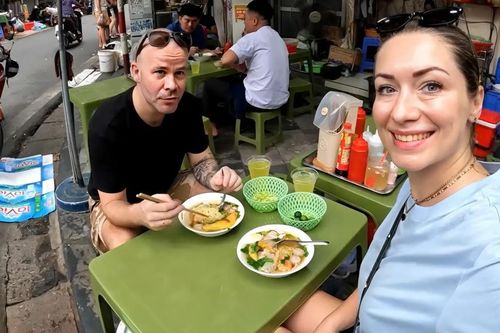 Khách Tây thử 1 món ngay khi trở lại Hà Nội, từ 'không hợp' đến nức nở khen ngon