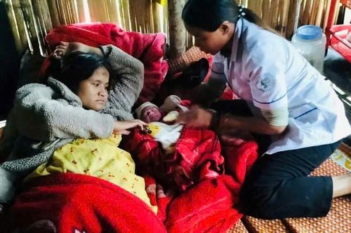 Giữa mưa lũ sạt lở, 2 y sĩ băng rừng 5km cứu mẹ con sản phụ ở vùng cao