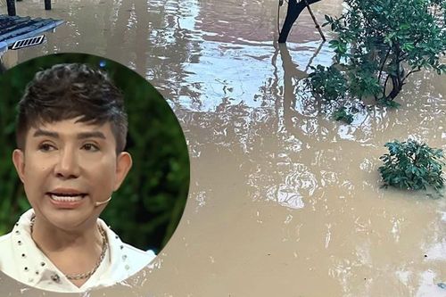Mưa một ngày ở Huế cao kỷ lục, ca sĩ Long Nhật ôm cha co ro trong bóng tối