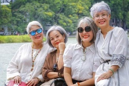 'Biến' tóc bạc thành trang sức: Phụ nữ tuổi U60, U70 khoe vẻ thời thượng giữa Thủ đô