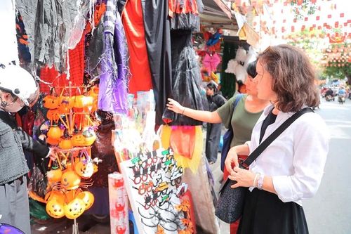 Sắc màu Halloween phủ kín Phố Hàng Mã