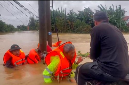 Lật xuồng giữa vùng ngập sâu ở Đà Nẵng, 8 phóng viên, nhà báo và lực lượng chức năng may mắn thoát nạn