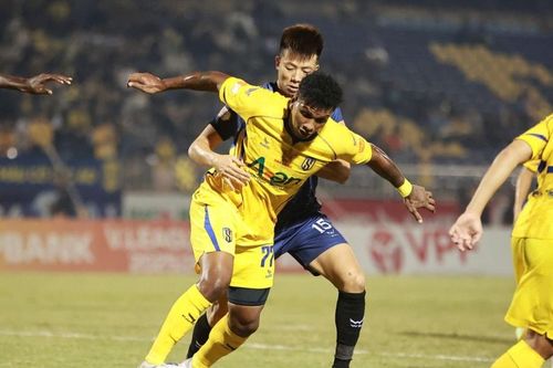 HLV Trần Công Minh: V-League kẹt vì lệ thuộc tài chính