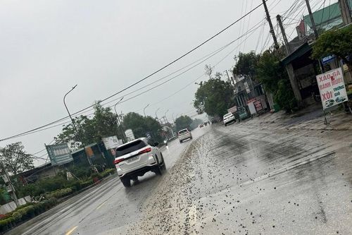 Làm rõ vụ xe trộn bê tông để rơi bê tông tươi trên Quốc lộ 46