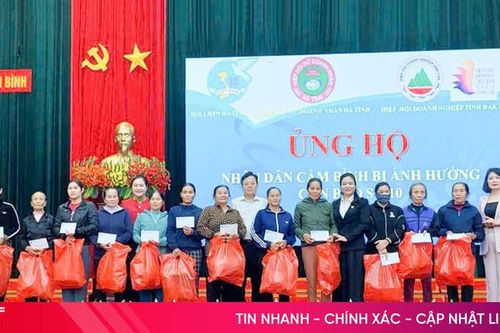 Trao 400 suất quà cho hội viên phụ nữ Hà Tĩnh bị ảnh hưởng bão số 10
