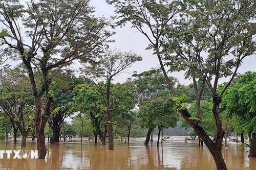 Lũ sông Hương xuống sát báo động 3, thành phố Huế vẫn ngập diện rộng