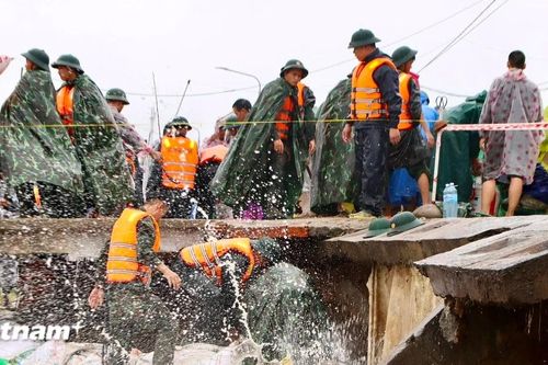 Kè biển Duy Nghĩa bị sóng đánh sập, Sư đoàn 315 ứng cứu khẩn trong mưa lũ