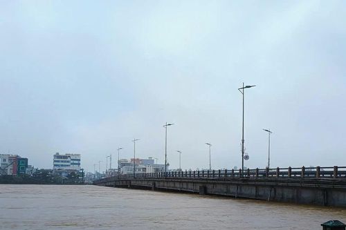 Quảng Ngãi: Nước lũ chạm dầm cầu Châu Ổ trên Quốc lộ 1, cấm xe đi qua