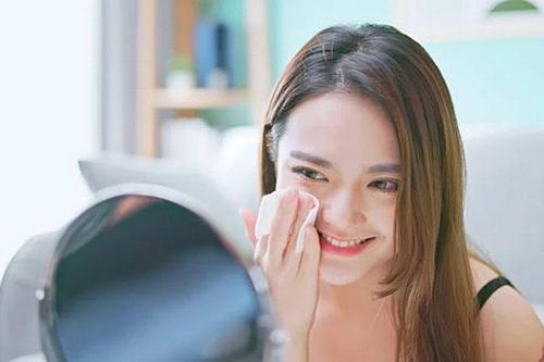 Bạn đã biết hết những công dụng tuyệt vời của nước hoa hồng chưa?