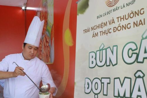 Khám phá hương vị ẩm thực ba miền và thế giới tại Hội chợ Mùa Thu