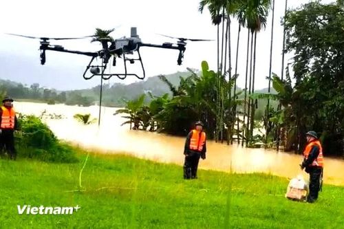 Quân khu 5 sử dụng thiết bị chuyên dụng máy bay không người lái cứu trợ vùng cô lập Trà My