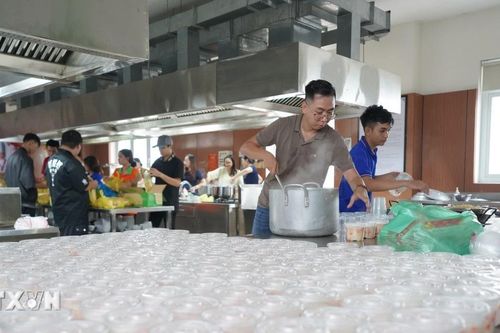 Cuộc sống chật vật nhưng vẫn ấm áp tình cảm của người dân nơi 'rốn lũ' Đà Nẵng