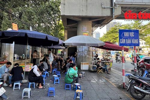 Tái diễn tình trạng lấn chiếm vỉa hè xung quanh nhà ga metro Hà Nội