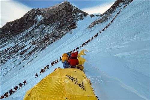 Tuyết rơi dày cản trở hoạt động du lịch tại khu vực núi Everest