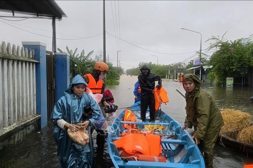 Đà Nẵng: Kịp thời hỗ trợ thức ăn, nước uống, nhu yếu phẩm cho người dân vùng lũ
