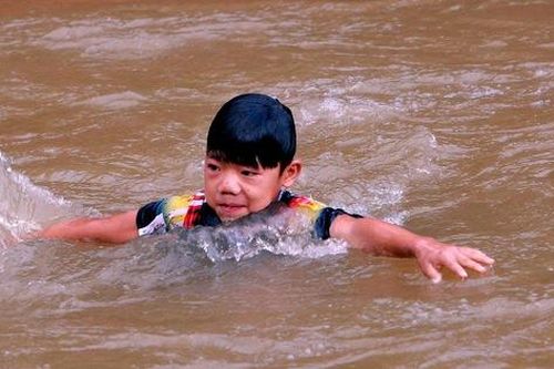 245 học sinh vùng biên ở Thanh Hóa tắm giặt giữa suối vì đứt nguồn nước sạch