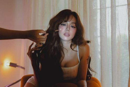 Khó thở với loạt ảnh đồ ngủ 2 dây nóng bỏng của Phương Ly giữa tin đồn chia tay bạn trai