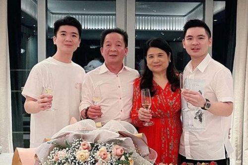 Dàn xe sang trăm tỷ của nhà bầu Hiển