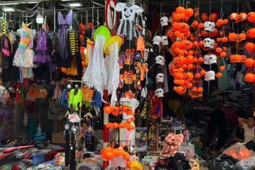 Thị trường Halloween: Hàng hóa ê hề, khách mua thưa thớt