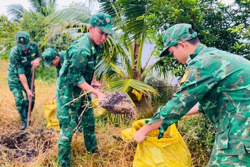 Đồn Biên phòng Vĩnh Gia hỗ trợ người dân đắp đê chống ngập