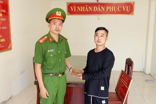 Công an xã Lạng Giang trao trả tài sản bị đánh rơi cho công dân