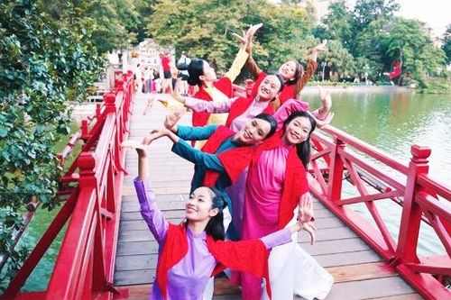 'Tay trong tay – Hand in hand' – Vũ điệu đại chúng lan tỏa tinh thần đoàn kết dân tộc