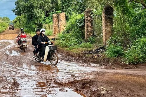 Dân khổ vì đường xuống cấp, dự án thi công ì ạch