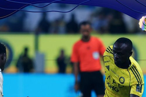 Benzema che mờ Ronaldo, Al Ittihad thắng 2-1, loại Al Nassr
