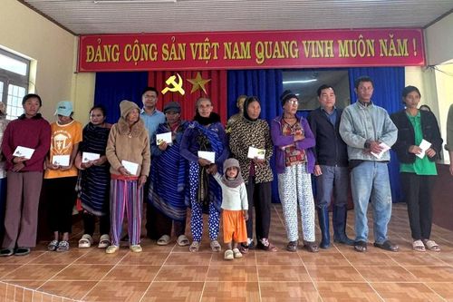 Lãnh đạo xã Đam Rông 4 gặp gỡ các hộ dân vùng đặc biệt khó khăn tại thôn Đưng K'Nớ 5
