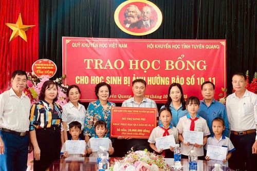 Hội Khuyến học tỉnh tiếp tục hỗ trợ học sinh và các trường học bị thiệt hại do mưa lũ