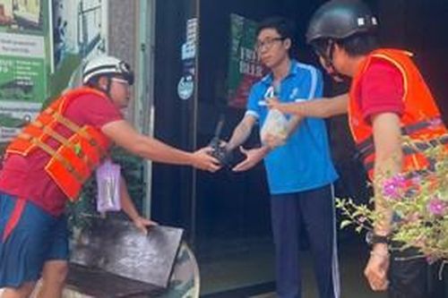Đội phản ứng nhanh Trường Đại học Sư phạm hỗ trợ hàng trăm sinh viên