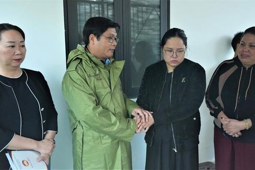 Lãnh đạo thành phố thăm, động viên gia đình cháu bé bị đuối nước