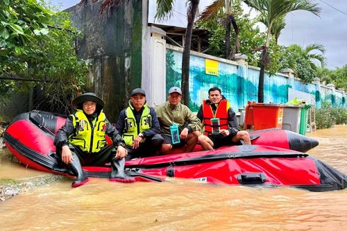 Xuyên đêm cứu hộ đồng bào