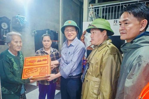 Hỗ trợ nhu yếu phẩm cho bà con ảnh hưởng nặng mưa lũ